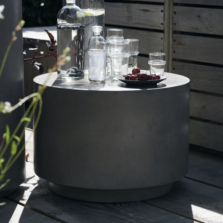 Out Beton sidebord fra House Doctor på terrassen