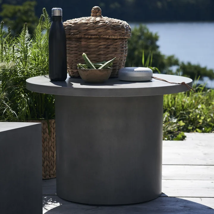 Den Stone Beton sidebord af House Doctor på terrassen foran søen