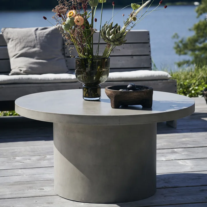 Den Stone Beton sidebord af House Doctor foran en bænk på terrassen