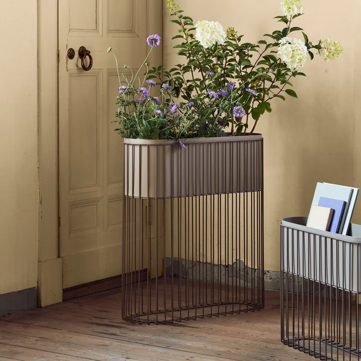 Fenja rammen med planter fra Broste Copenhagen med blomster og bøger