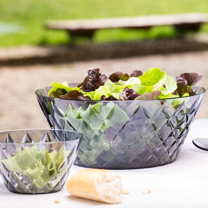 CRYSTAL skålene fra Koziol med salat på det udendørs spisebord