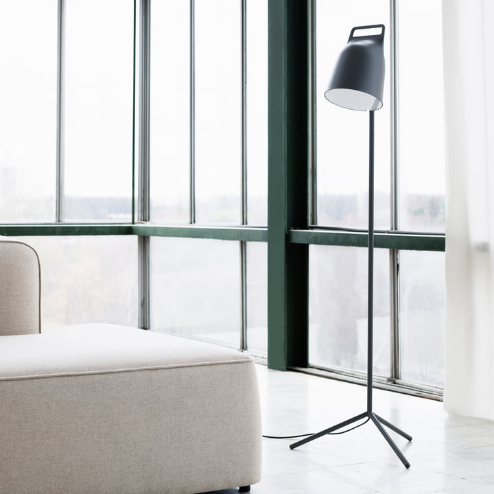 Stage LED-gulvlampen fra Normann Copenhagen foran en vinduesfront