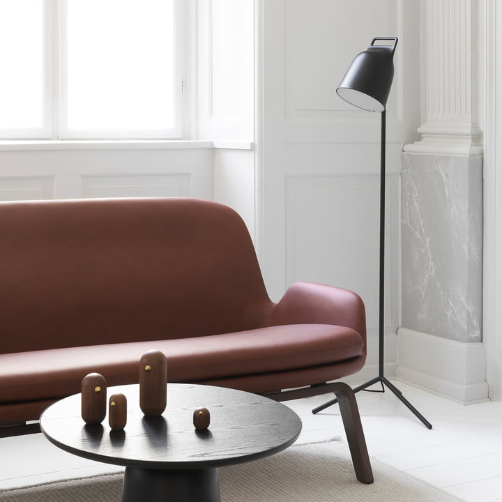 Stage LED-gulvlampen fra Normann Copenhagen ved siden af en brun lædersofa