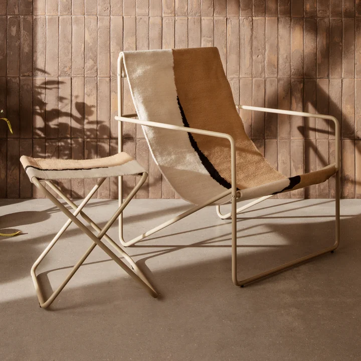 Ørkenstolen og loungestolen fra Ferm Living i kombination
