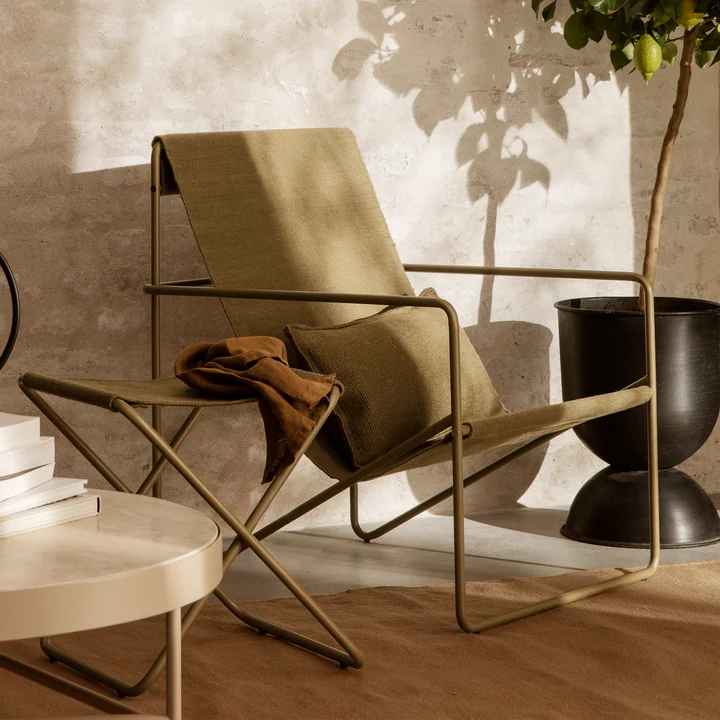 Desert Lounge Chair, skammel og pude fra Ferm Living tilpasser sig enhver atmosfære