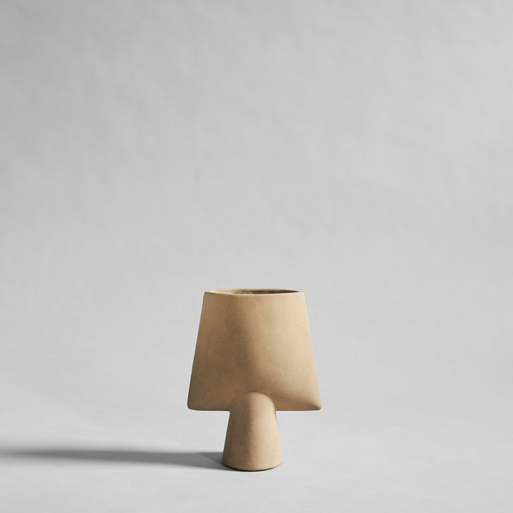 Sphere Vase Square Mini er designet af erfarne keramikere