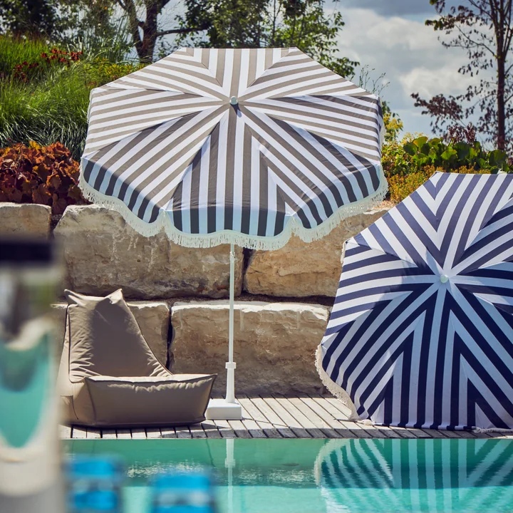 De Retro parasol Ø 200 cm med Jan Kurtz ved poolen