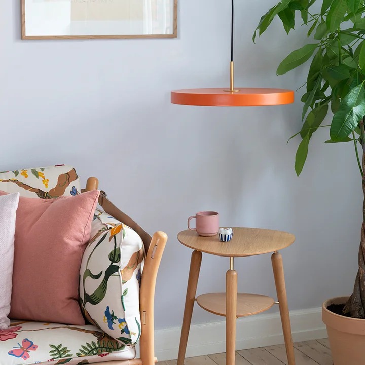 Den orange Asteria pendel fra Umage over sidebordet