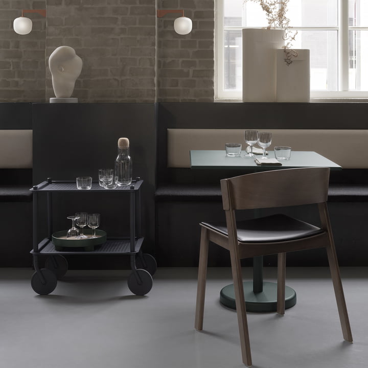 Flow sidevognen med Linear Steel bord og Cover Side Chair fra Muuto i restauranten