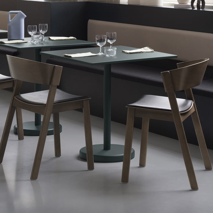 Linear Steel Table og Cover Side Chair af Muuto i restauranten