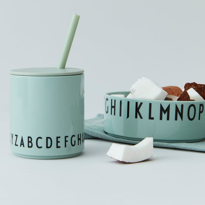 Eat & Learn Tritan kop og skål fra Design Letters med snacks