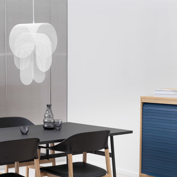 Superpose pendel fra Normann Copenhagen over et sort bord