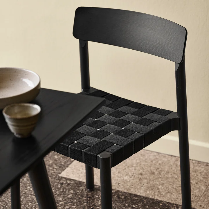 Den dybsorte, elegante Betty TK1 stol fra & Tradition