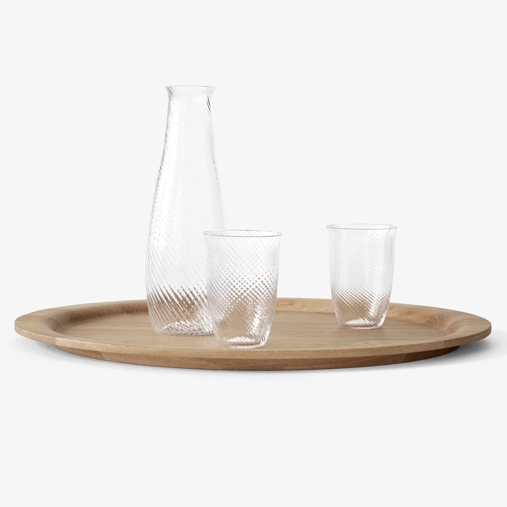 Collect karaffel, glas og bakke fra & Tradition harmonerer med hinanden