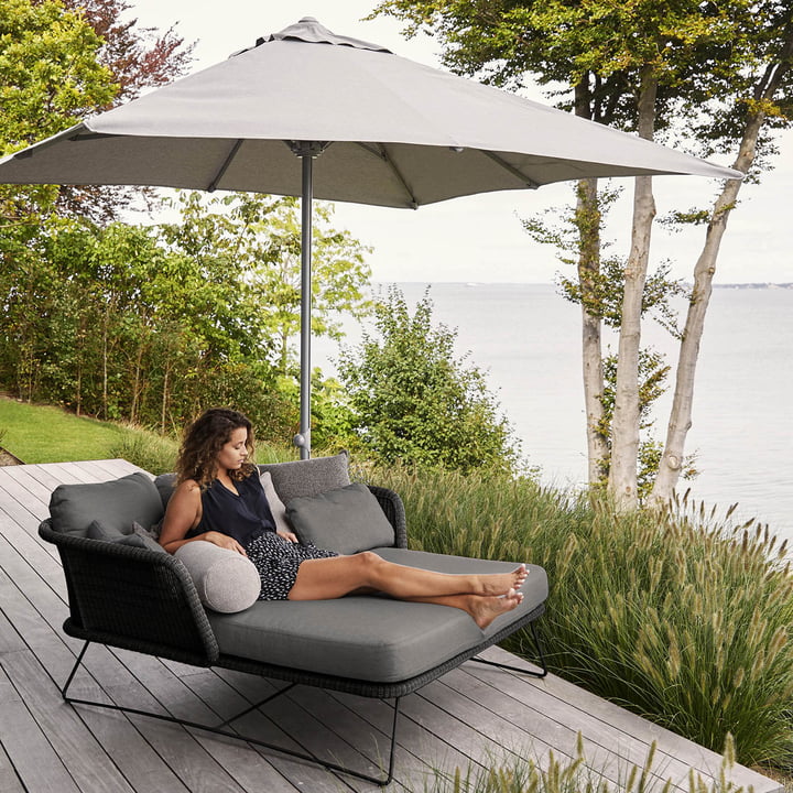 Den rummelige Horizon Daybed Outdoor fra Cane-line har plads til hele familien