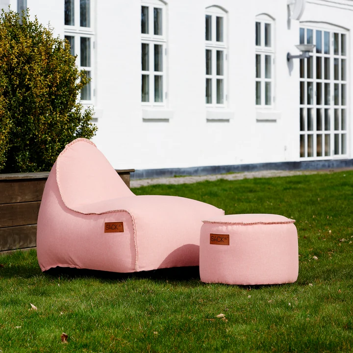 Den lyserøde RETRO it Cobana Outdoor sækkestol fra SACK it i haven