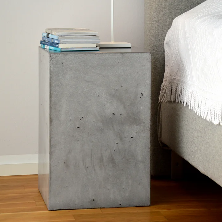 Den Block beton sidebord af Jan Kurtz som et natbord