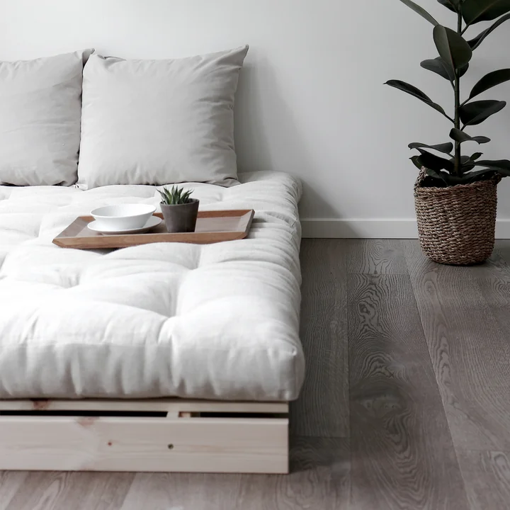 Roots -sovesofaen fra Karup Design udstråler naturlighed i soveværelset