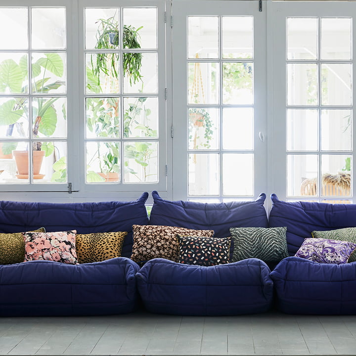 DORIS Vintage puderne fra HKliving på den blå sofa
