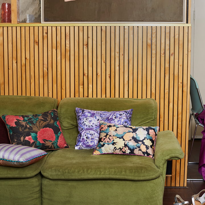 DORIS Vintage puderne fra HKliving på en grøn sofa