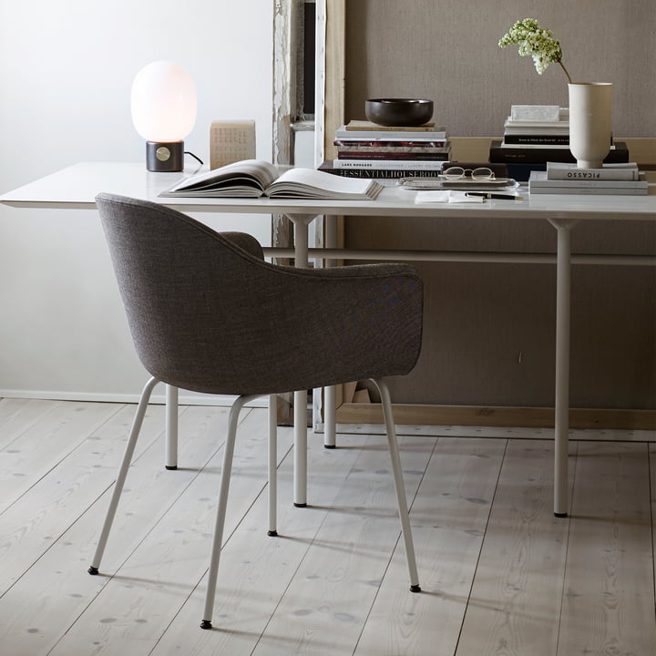 Den polstrede Harbour Chair fra Audo ved skrivebordet
