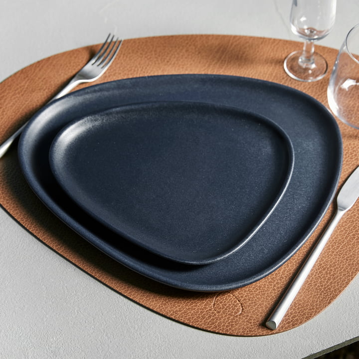 Curve Stoneware fra LindDNA i navy blue