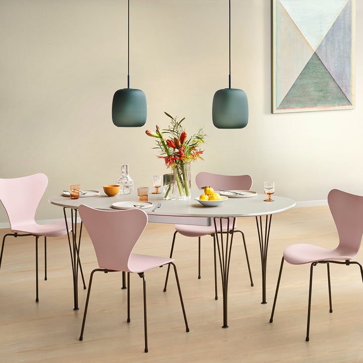 Maluma H350 pendel fra Fritz Hansen i mos over spisebordet