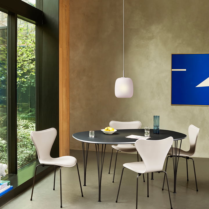 Den lyserøde Maluma H350 pendel fra Fritz Hansen over det sorte spisebord