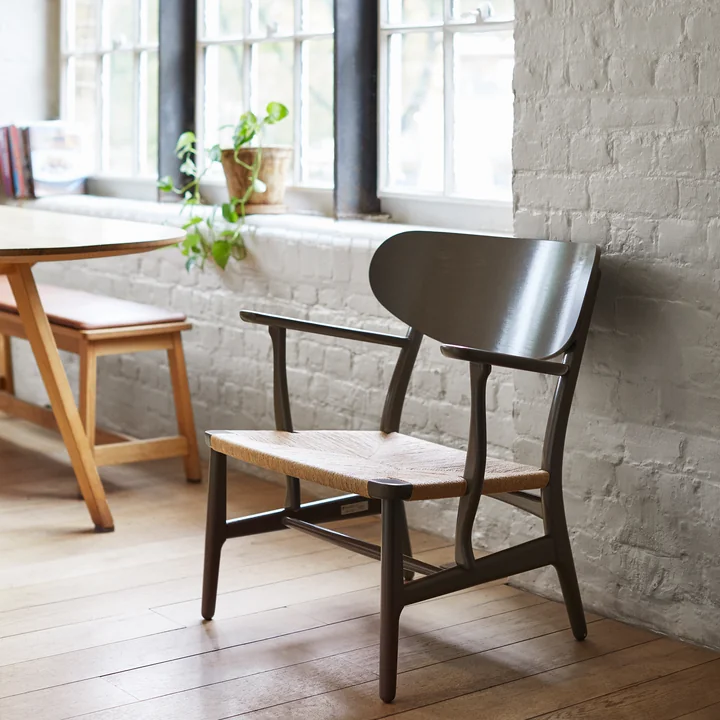 CH22 stolen af Carl Hansen i en ny farve med en let transparent finish