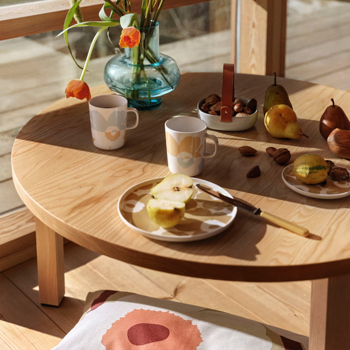 Blomstrede, sommerlige mønstre på tallerkener og kopper af Marimekko