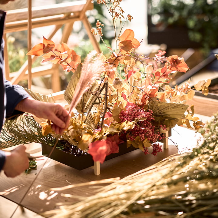 Botanic Tray fra Design House Stockholm med et fantastisk blomsterarrangement