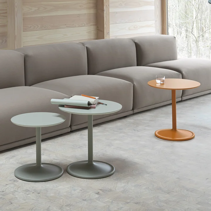 Soft sidebord fra Muuto i dusty green og orange