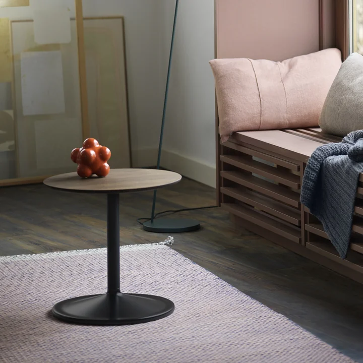 Soft sidebord fra Muuto i røget eg/sort