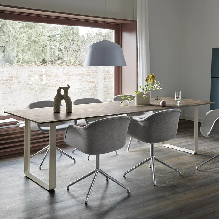 70/70 spisebord i røget eg / sand, Ambit pendel med en diameter på 55 cm i lyseblå og Ridge Vase fra Muuto