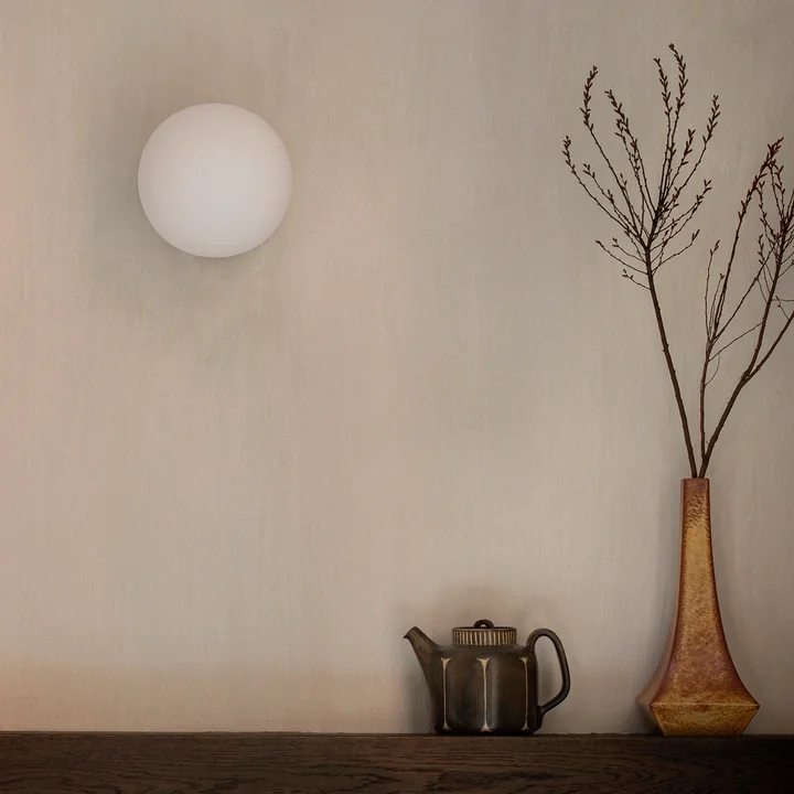 TR væg- og loftlampe fra Audo, lyskilde mat opal