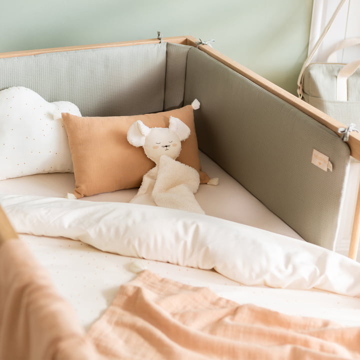 Nest babybedkant med bikagestruktur af Nobodinoz i laurel green