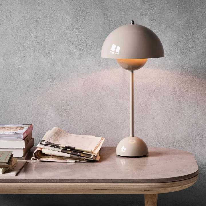 FlowerPot bordlampe VP3 by & Tradition i farven grå-beige