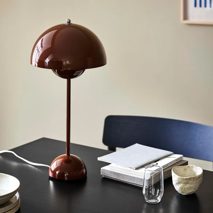 FlowerPot bordlampe VP3 by & Tradition i farven rød-brun