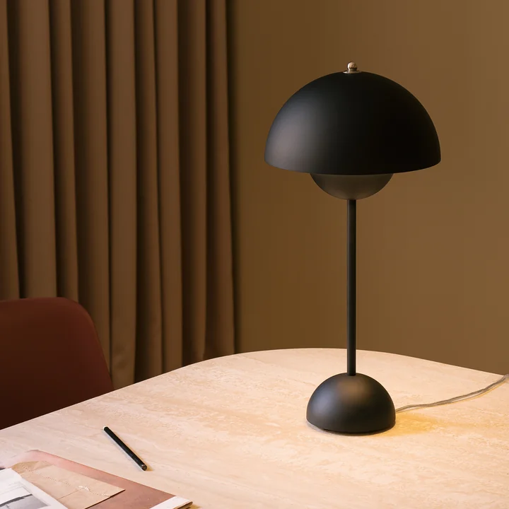 FlowerPot bordlampe VP3 by & Tradition i mat sort