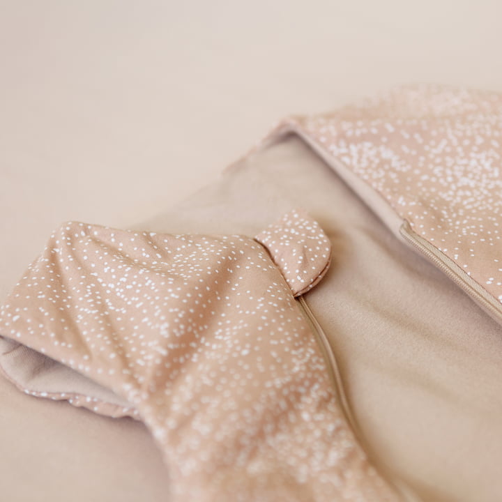 Cocoon Baby sovepose fra Nobodinoz i white bubble / misty pink