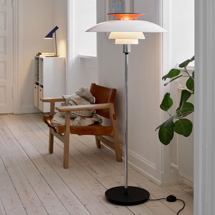 Tre-skærmet designerlampe i stuen