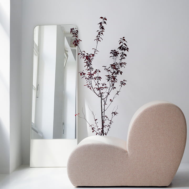 Minimalistisk spejl med træstøtte