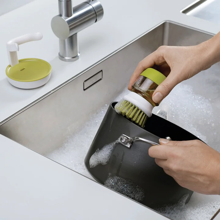 Palm Scrub opvaskebørste med vaskemiddeldispenser af Joseph Joseph