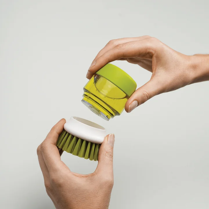 Palm Scrub opvaskebørste med vaskemiddeldispenser af Joseph Joseph