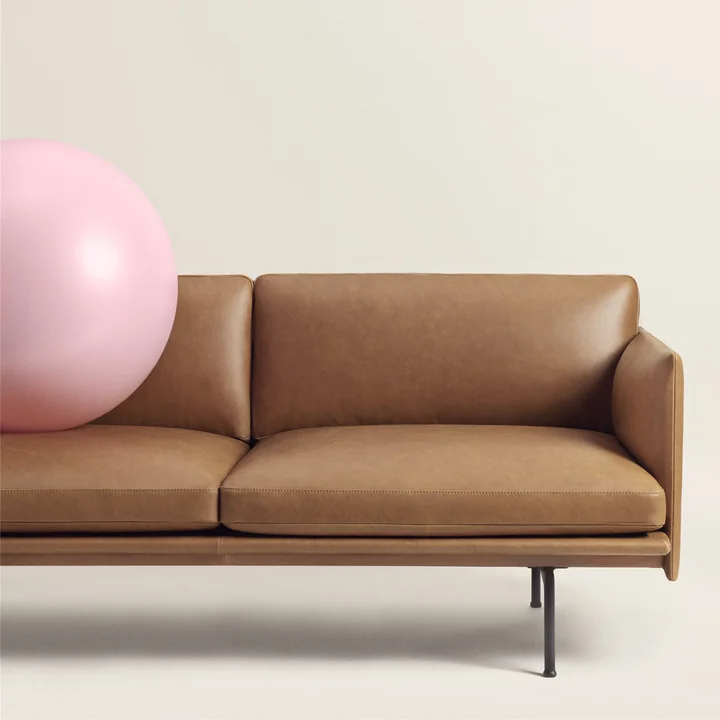 Outline sofa 2-personers, cognac silke læder / trafiksort (RAL 9017) fra Muuto
