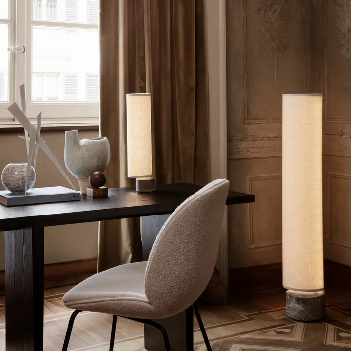 Unbound gulvlampe og bordlampe på kontoret
