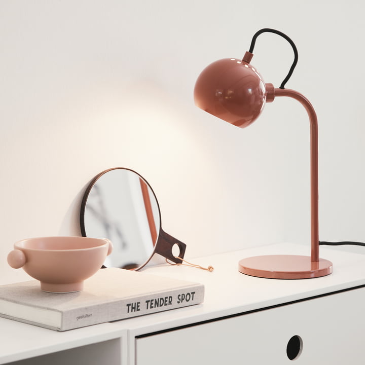 Slank designlampe på skænken