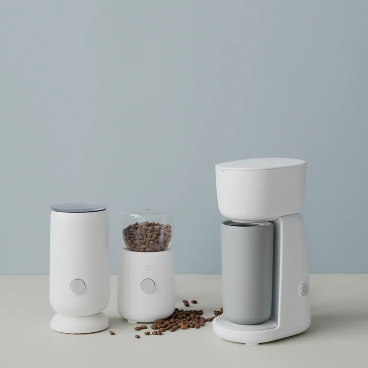 Stemningsudsigt til mælkeskummer, kaffekværn og kaffemaskine fra Rig-Tig by Stelton, hvid.