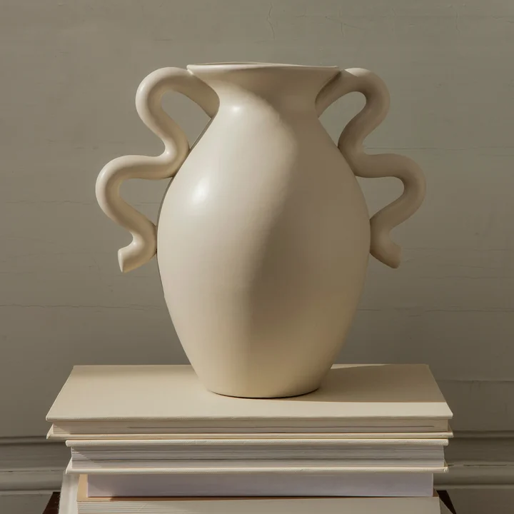 Verso blomstervase fra Ferm Living in the color cream