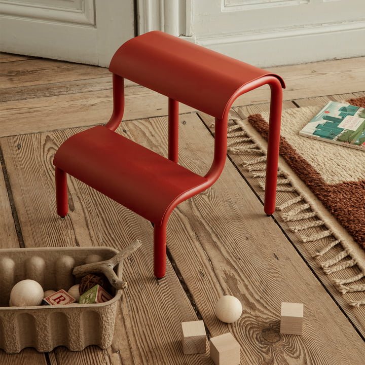 Up Step multifunktionel skammel fra ferm Living i farven poppy red